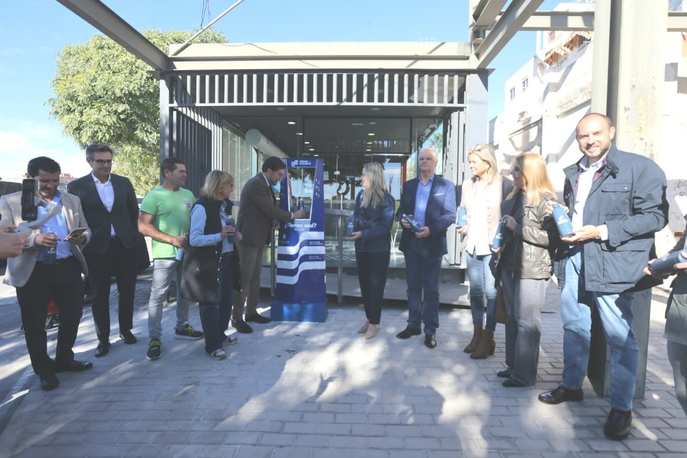 Aguas de Alicante instala una nueva fuente de agua potable refrigerada en el mercadillo de Teulada