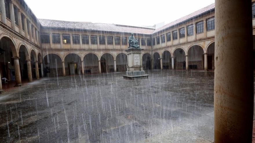 Lluvias el pasado viernes en el patio del edificio histórico de la Universidad.