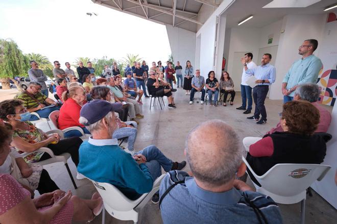 Reunión con vecinos de Añaza sobre la mejora de sus viviendas.