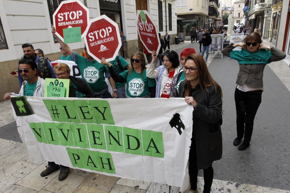 Protesta en la ciudad de València en apoyo a la Plataforma de Afectados por la Hipoteca (PAH).