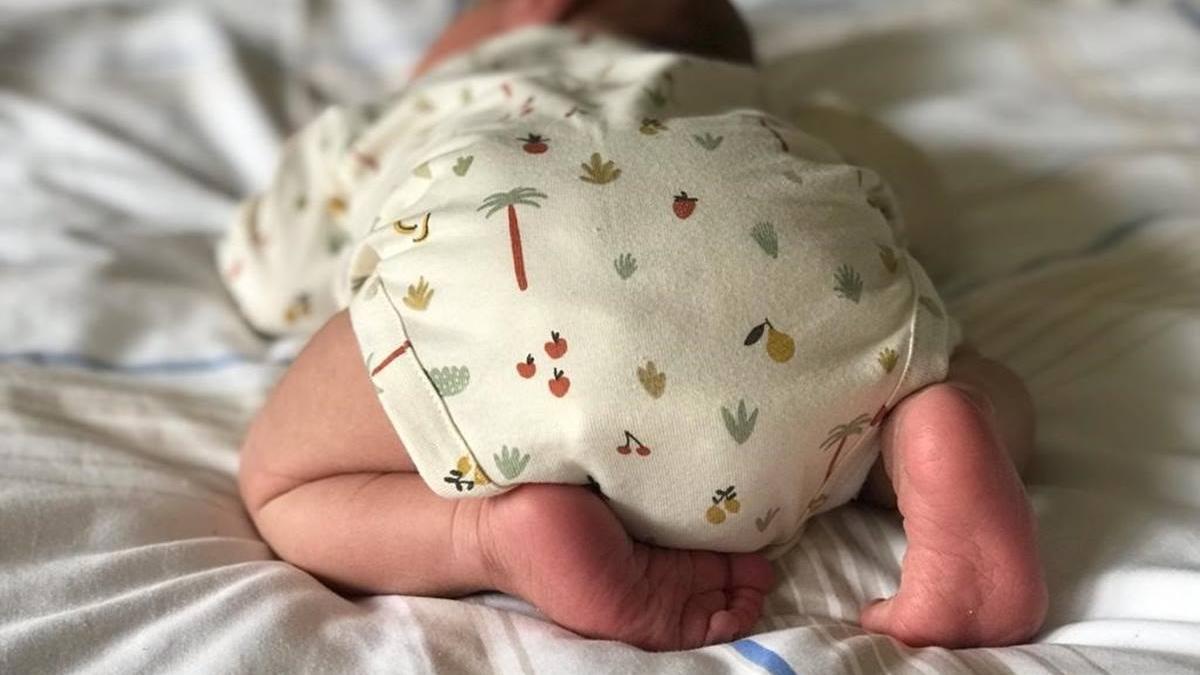 Una bebé recién nacida sobre la cama de un hospital.