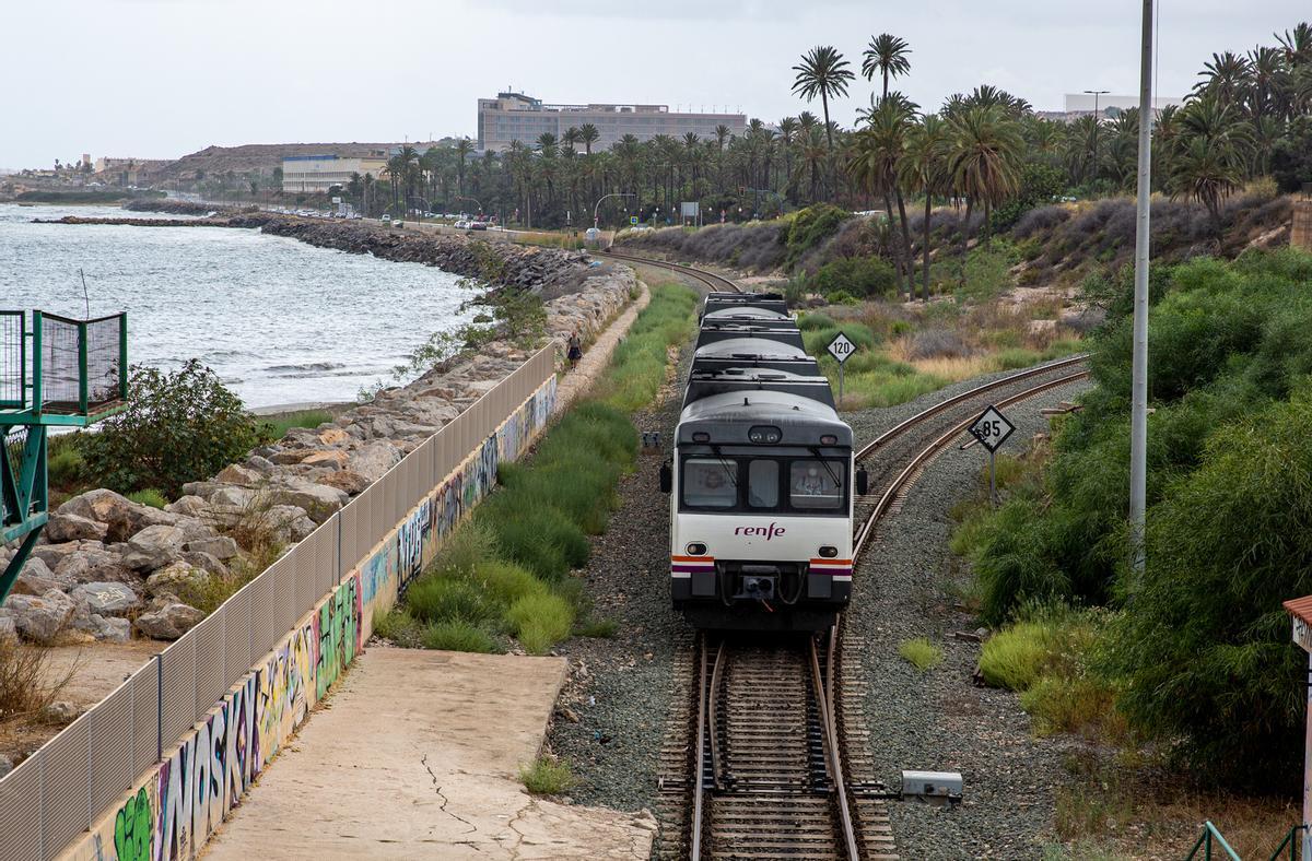 Tren de cercanías en las vías de San Gabriel, en Alicante.