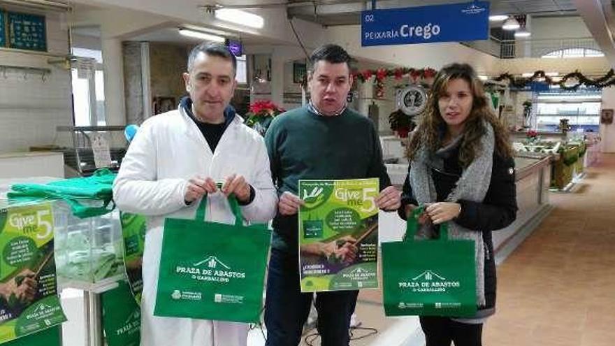 E. González, A. Nogueira y E. Paz, con las bolsas reutilizables. // FdV