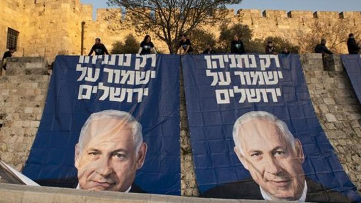 Carteles electorales de Netanyahu en la muralla de la Ciudad Vieja de Jerusalén.