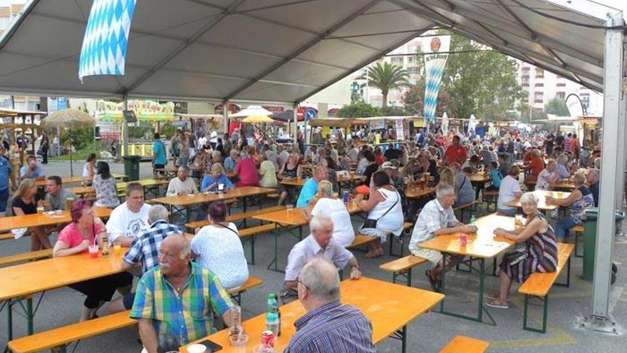 Residentes alemanes durante la famosa fiesta de la cerveza que se celebra en el litoral torroxeño.