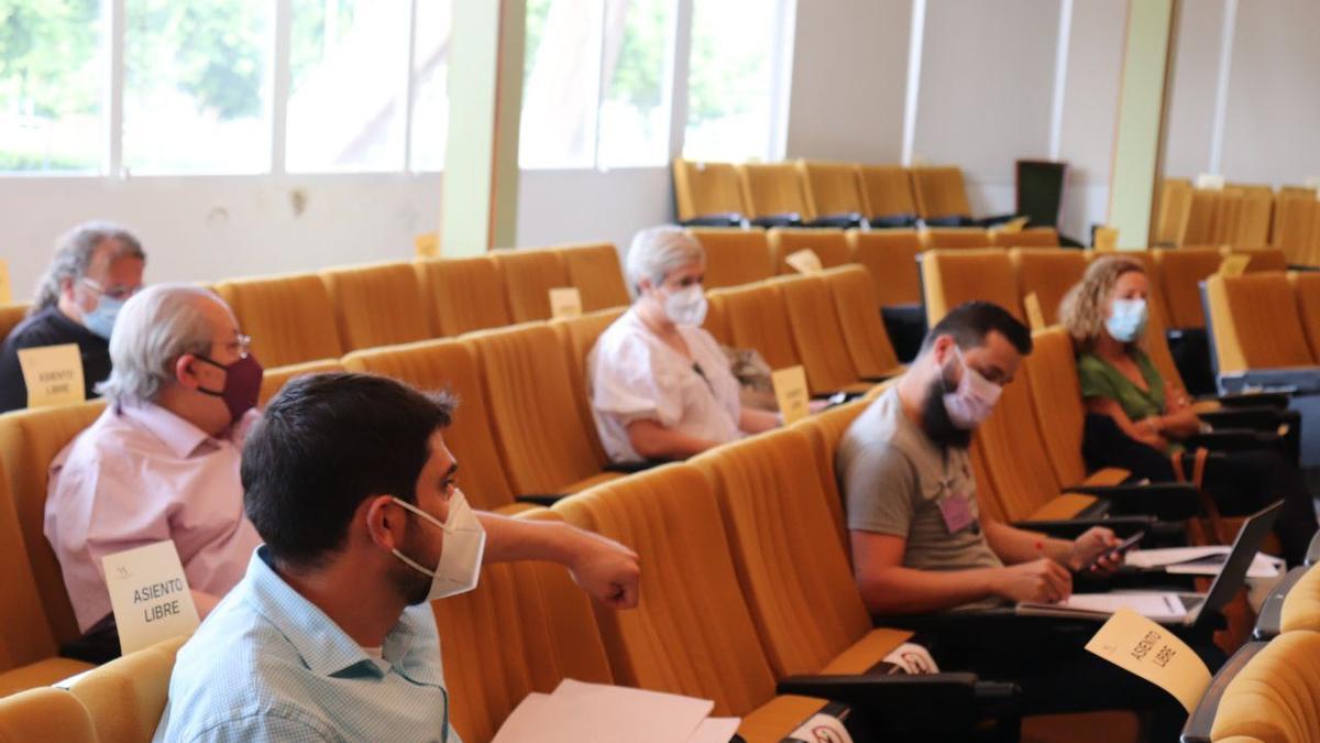 Sindicatos reunidos con miembros de Podemos en la Asamblea regional, este lunes