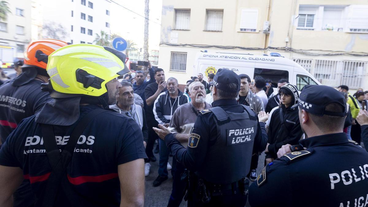 Crece el malestar entre las familias afectadas por el incendio en el barrio Miguel Hernández de Alicante