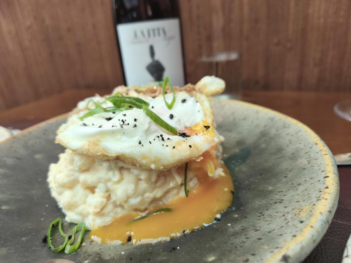 Ensaladilla de gamba roja y huevo frito.