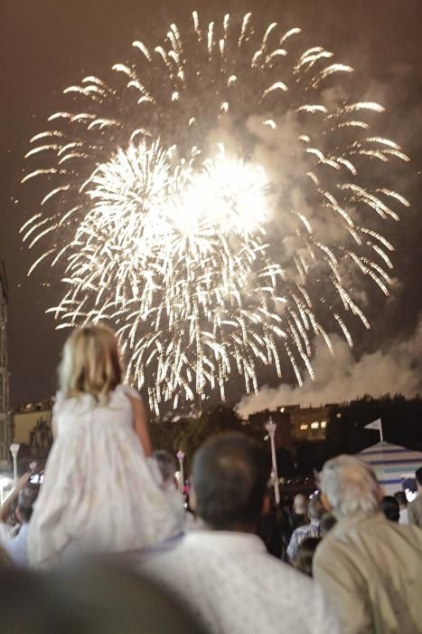 Espectáculo pirotécnico en las fiestas de Begoña, en Gijón.