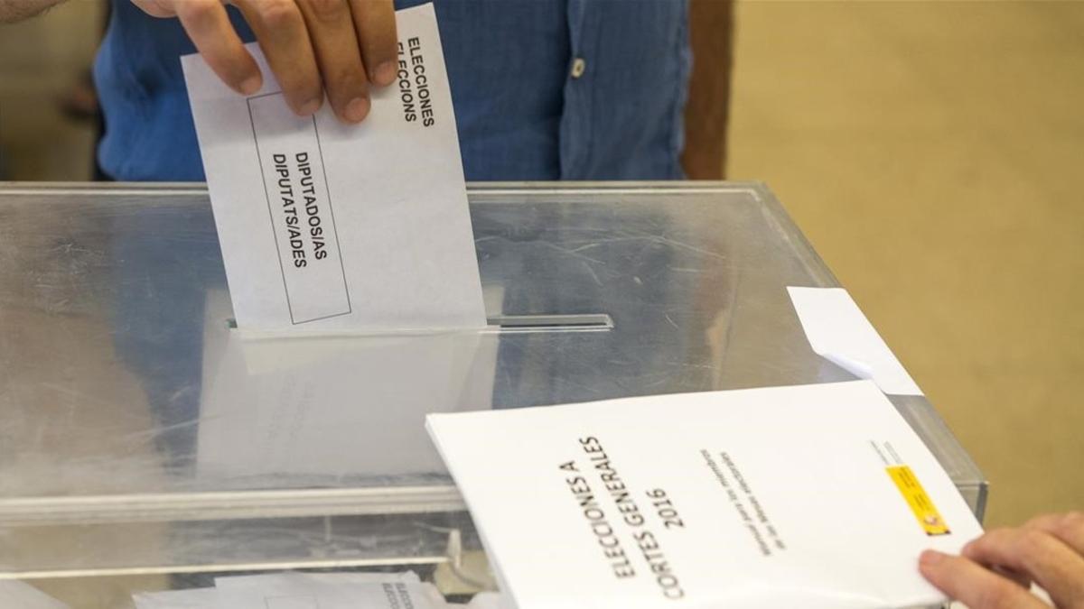 Una urna en las elecciones generales de junio del 2016.
