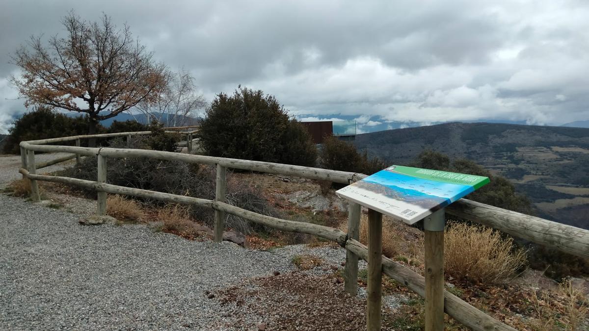 Un panell informatiu de les vistes de la zona del mirador de la Creu de Guils, al municipi de Montferrer i Castellbò