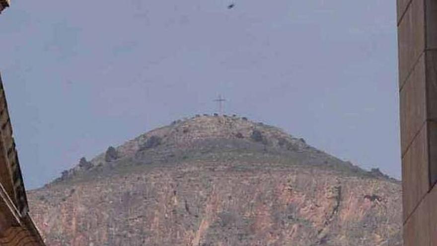 Una imagen de la Cruz de la Muela, vista desde Orihuela.