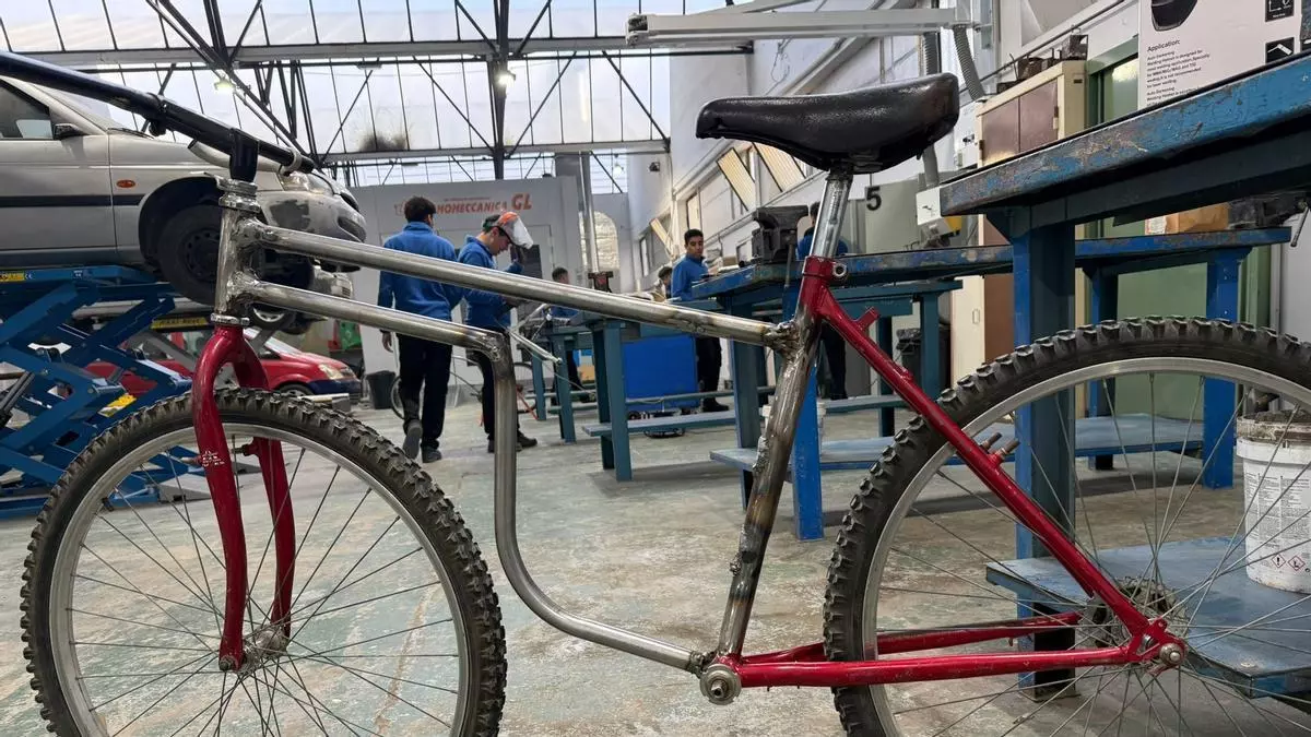 Alumnos del IES de Sueca dan una nueva vida a bicicletas donadas tras la dana con graves deficiencias