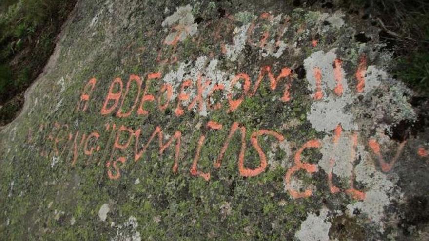 Pintadas que aparecieron sobre la inscripción del pico Penafiel, en el monte Pindo. / l. o.