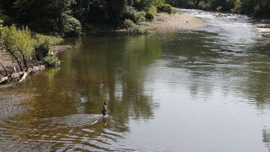 No se puede prohibir el baño en el río Nalón: esta es la conclusión de las administraciones tras ahogarse un joven en La Caldas