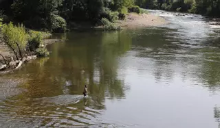 No se puede prohibir el baño en el río Nalón: esta es la conclusión de las administraciones tras ahogarse un joven en La Caldas