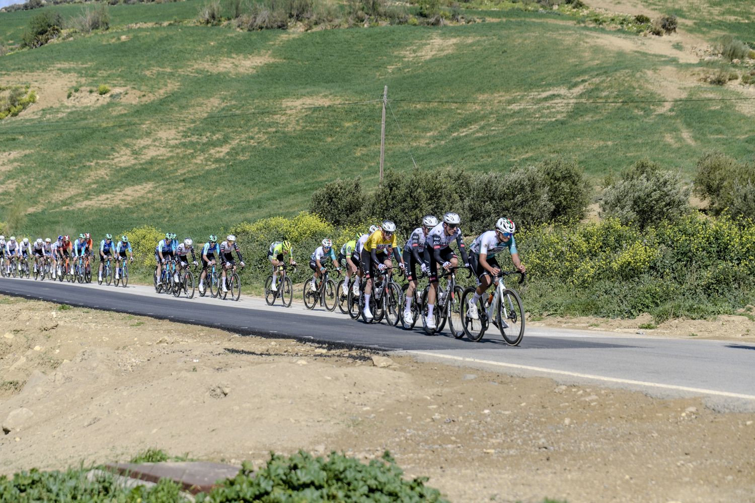 La salida de la etapa de Córdoba de la Vuelta a Andalucía en imágenes