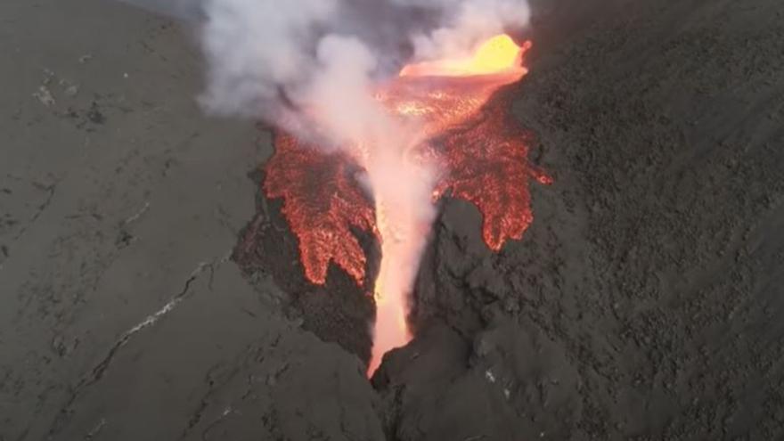 La lava sigue emanando del cono principal del volcán de La Palma