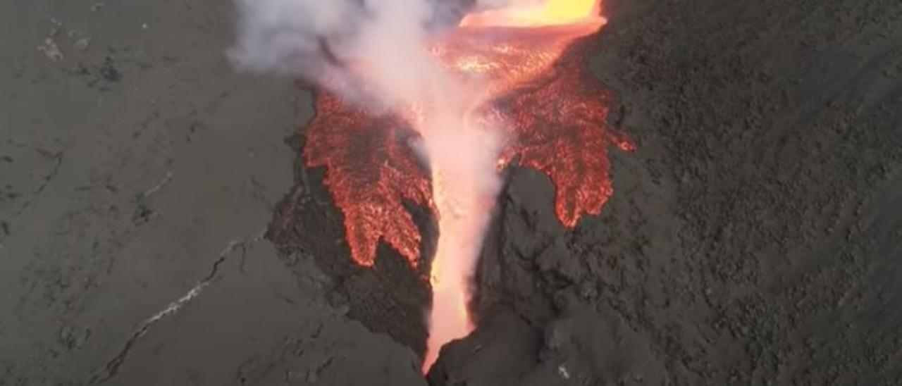 La lava sigue emanando del cono principal del volcán de La Palma