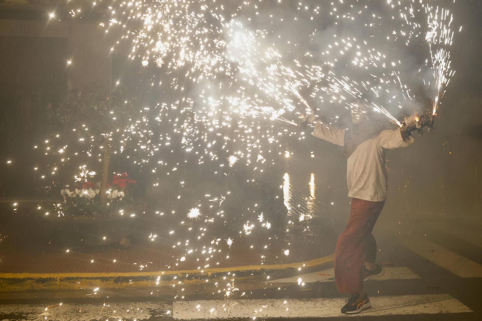 La 'passejà' de Bétera llena las calles de música y fuego por Sant Antoni