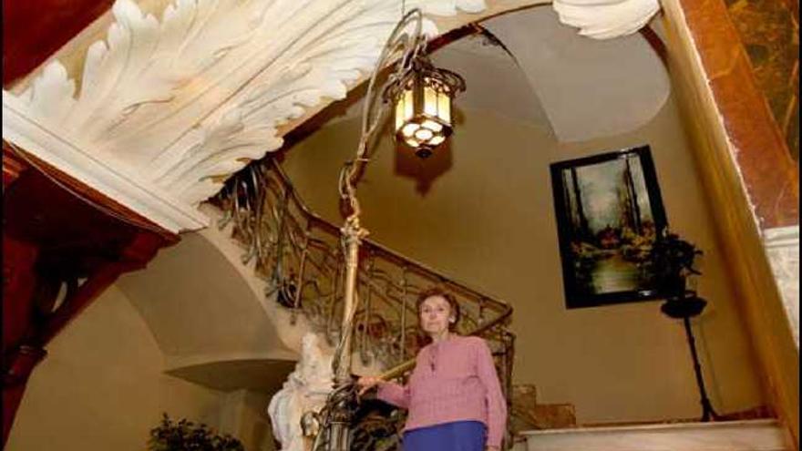 Elisa García, nieta de Fernando Cabrera y actual propietaria de la Casa del Pavo, posa en la espectacular escalera principal