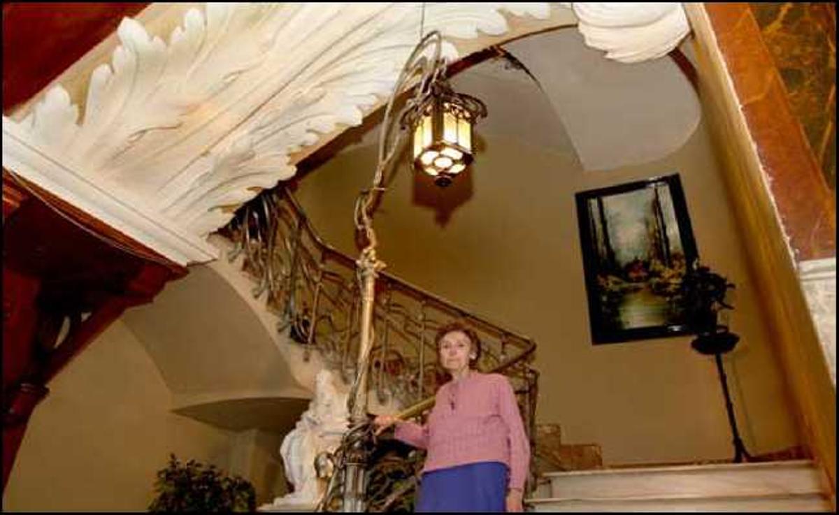 Elisa García, nieta de Fernando Cabrera y actual propietaria de la Casa del Pavo, posa en la espectacular escalera principal