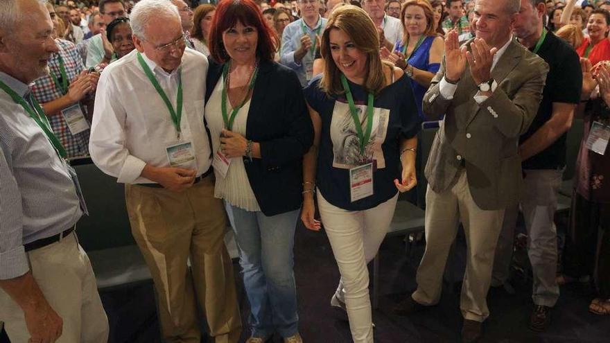 Susana Díaz (centro) sube al estrado flanqueada por (de izq. a dcha.) José Antonio Griñán, Alfonso Guerra, Micaela Navarro y Manuel Chaves. // Efe