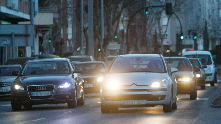 Intenso tráfico en la avenida de Cardenal Cisneros durante la jornada de ayer.