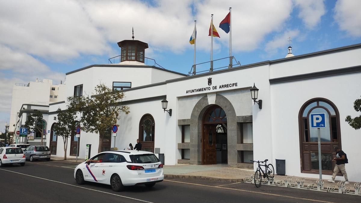Arrecife sanciona con 60.000 euros y ordena el cierre de tres carpinterías de aluminio y un bar sin licencia