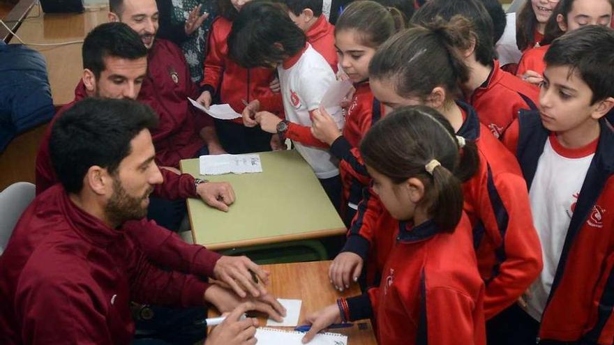 Verdú, Antonio Bello y Pablo Carnero firman autógrafos en el colegio Sagrado Corazón. // Rafa Vázquez