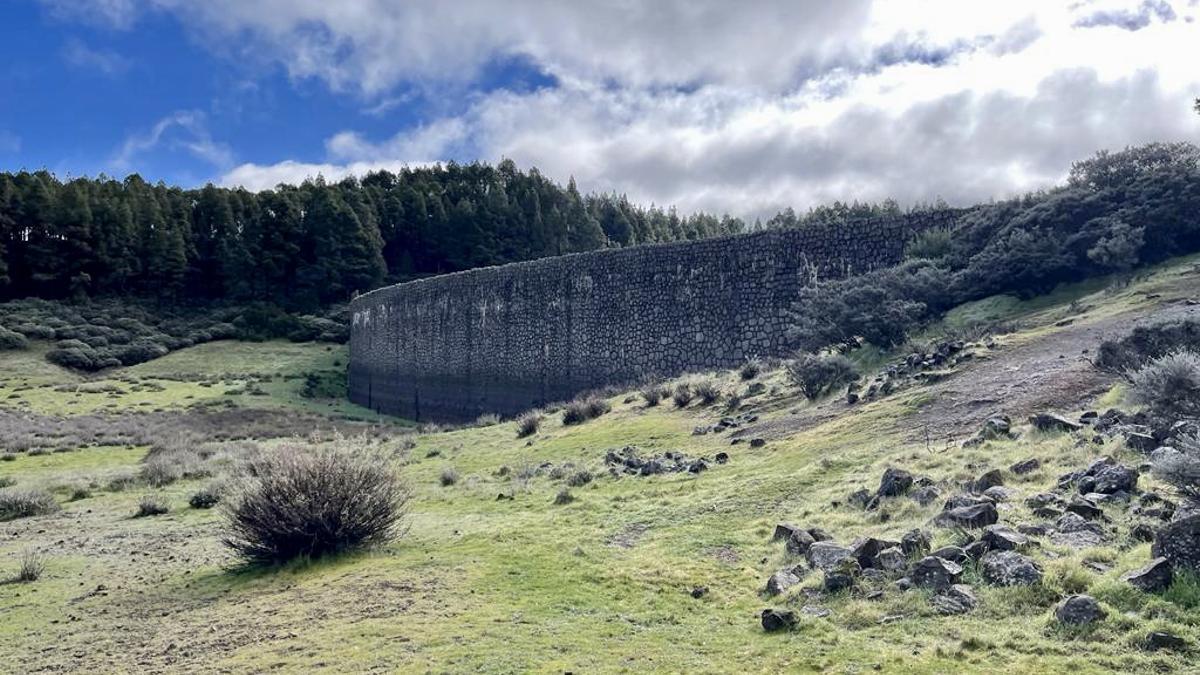 Vista del muro aguas arriba de la presa de Cuevas Blancas, Valsequillo.