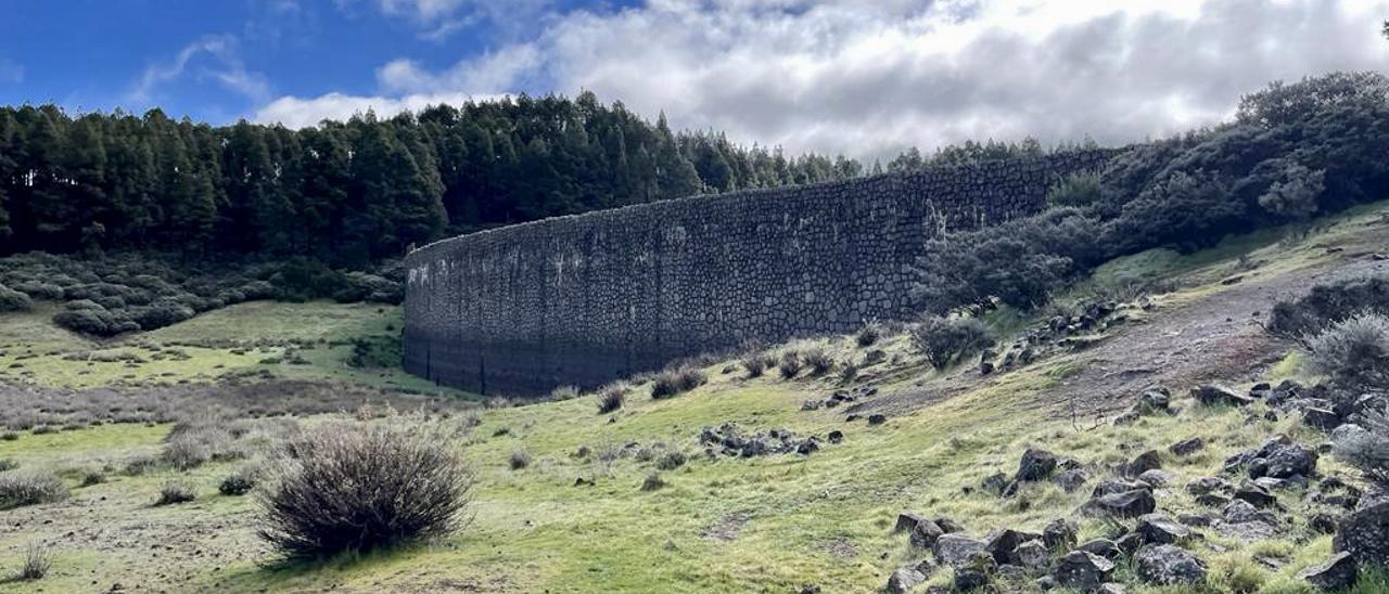Vista del muro aguas arriba de la presa de Cuevas Blancas, Valsequillo.