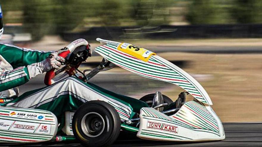 Asier García, al volante de su kart.