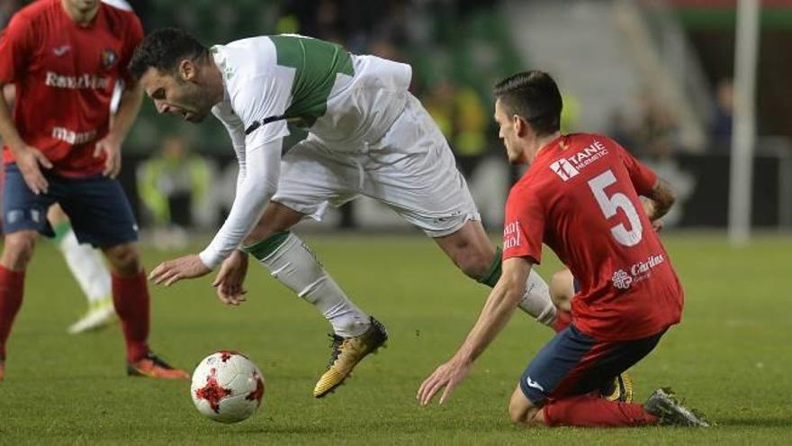 Benja lucha por un balón con el defensa del Olot Guzmán.