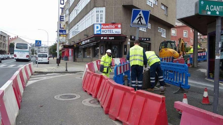 As Viñas en Perillo, cortada al tráfico hace días para instalar servicios a la futura urbanización