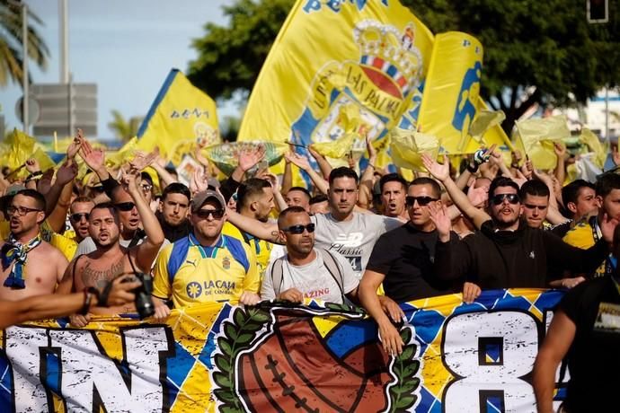 Llegada de la afición y de los equipos de CD Tenerife y de la UD Las Palmas antes de comenzar el Derbi en el estadio.