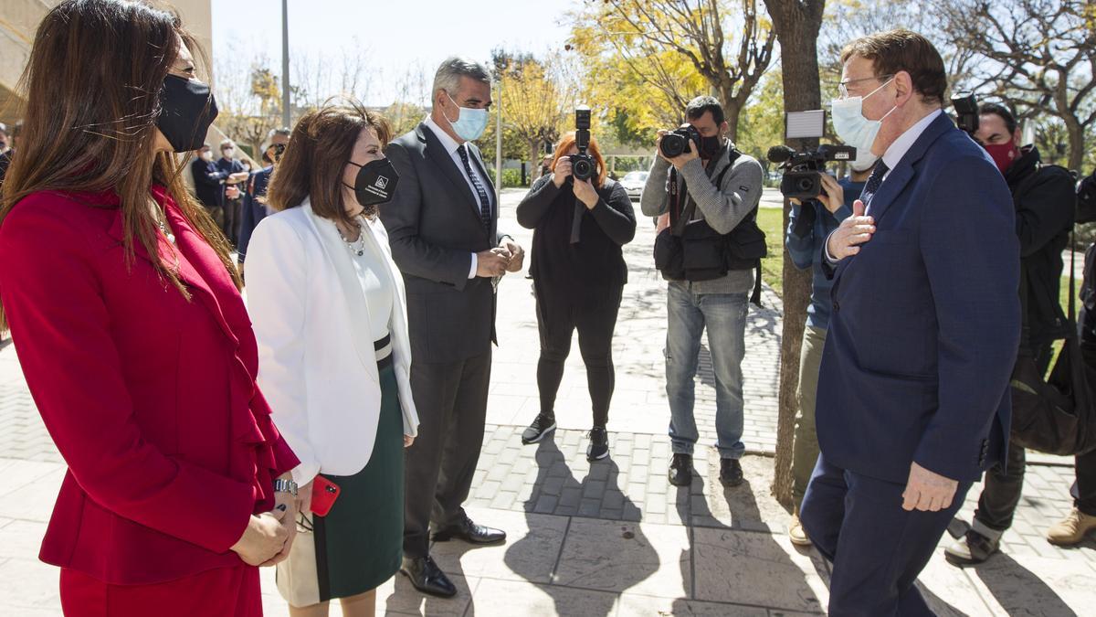 Amparo Navarro toma posesión como rectora de la UA