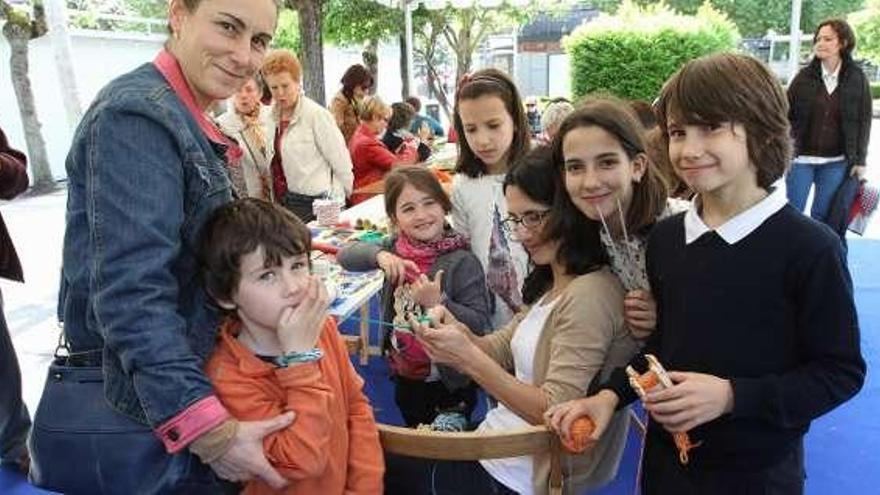 Algunos de los participantes en el taller infantil de calceta.  // Iñaki Osorio