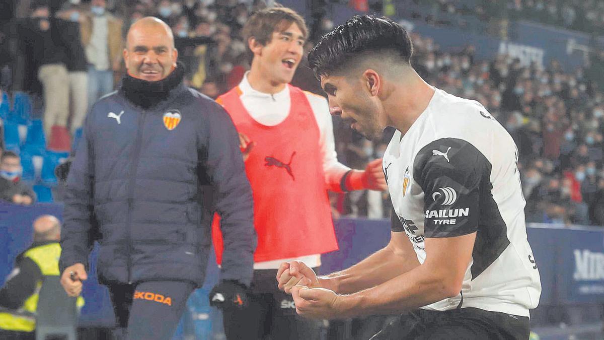 Carlos Soler celebra un gol con el Valencia