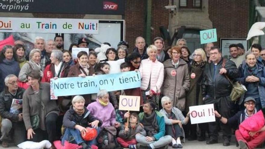 Usuaris del tren nocturn protesten a l&#039;estació de Perpinyà.