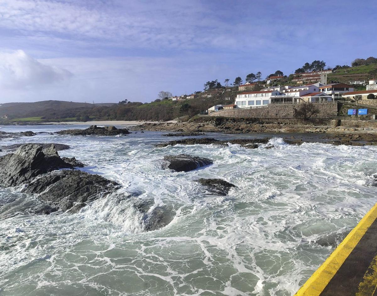 Dos de las vecinas de Ons en el barco saliendo de la isla entre mercantes fondeados por el temporal.
|  Santos Álvarez