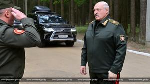 Lukashenko, durante la visita al puesto de control del Ejército del pasado lunes. 