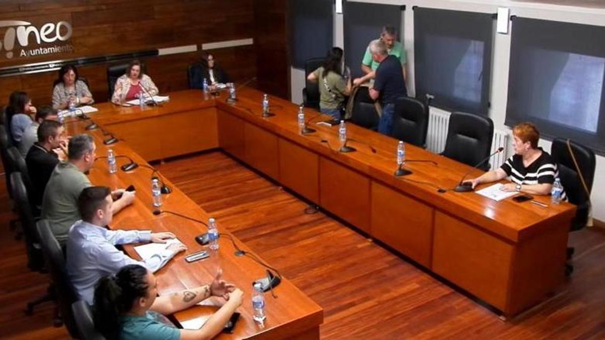 Momento en el que los ediles socialistas abandonan el pleno.