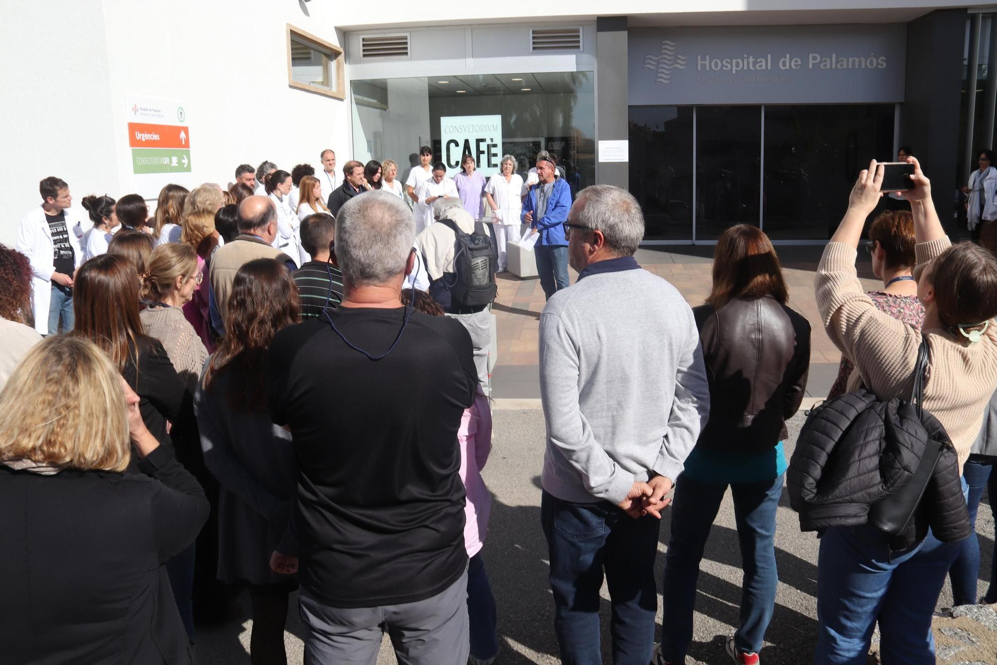 Una seixantena de treballadors es concentren a l'hospital de Palamós en suport a dos metges palestins