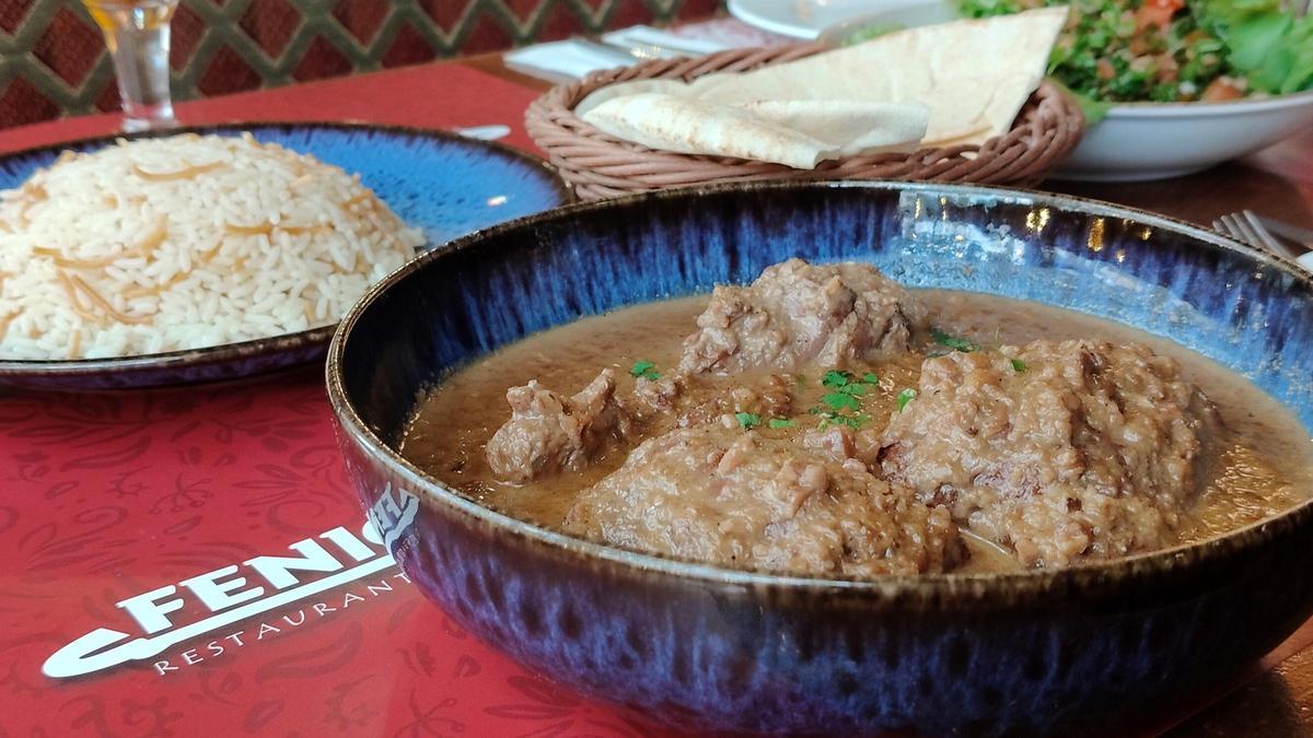 El 'pack' completo de pollo, arroz y pita en la mesa.