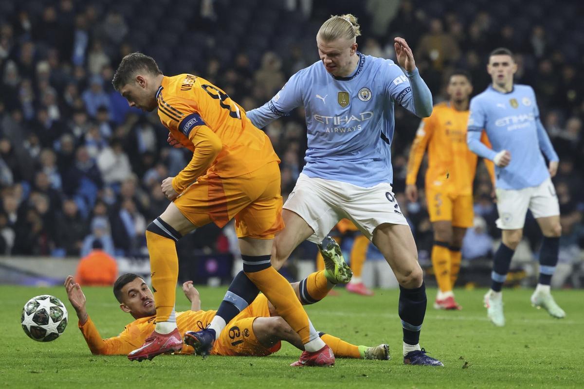 Haaland, luchando por un balón con Valverde y Ceballos