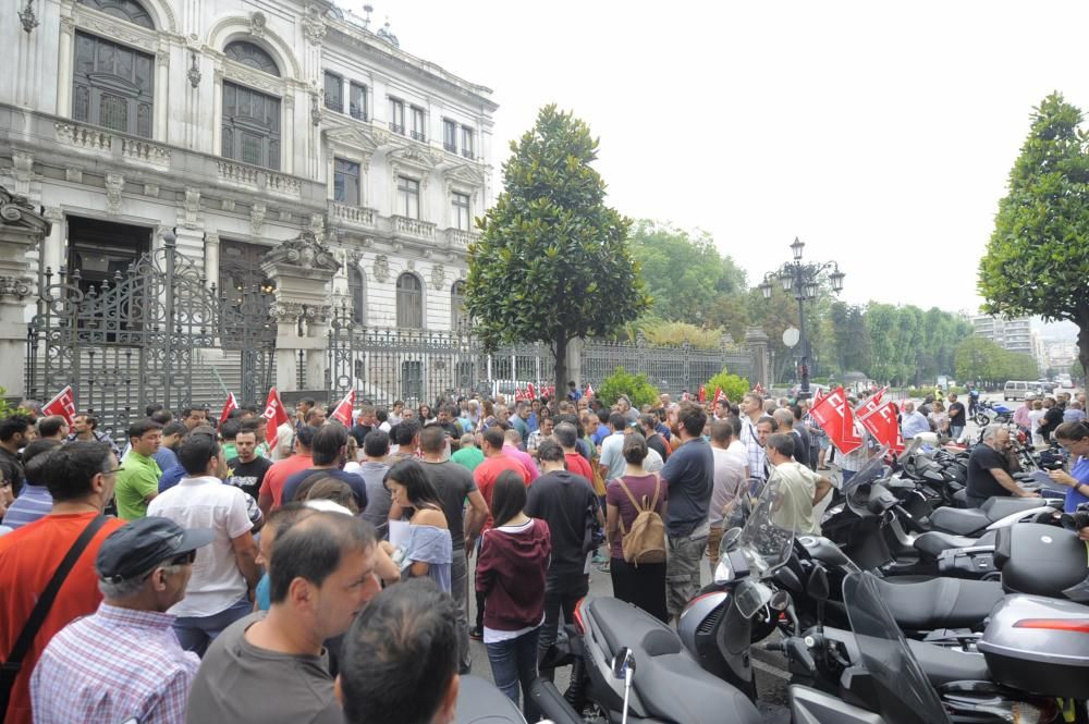 Los mineros desalojados se concentran ante la Junta