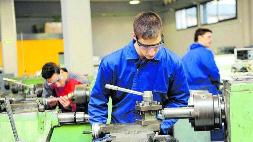 Caen las ofertas de empleo que requieren FP en Galicia aunque todavía copan una de cada cuatro
