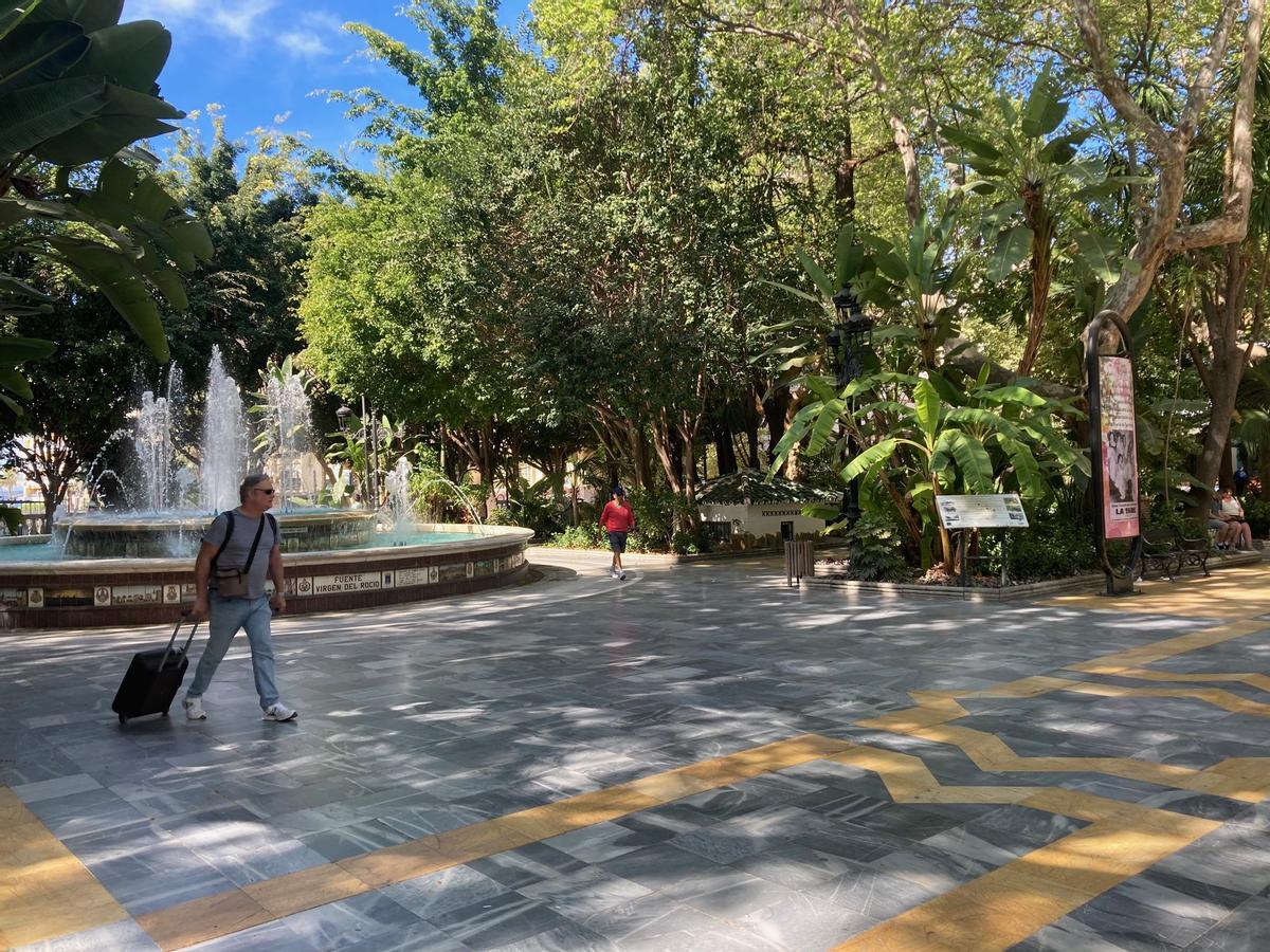 Un turista pasea por el Paseo de la Alameda de Marbella