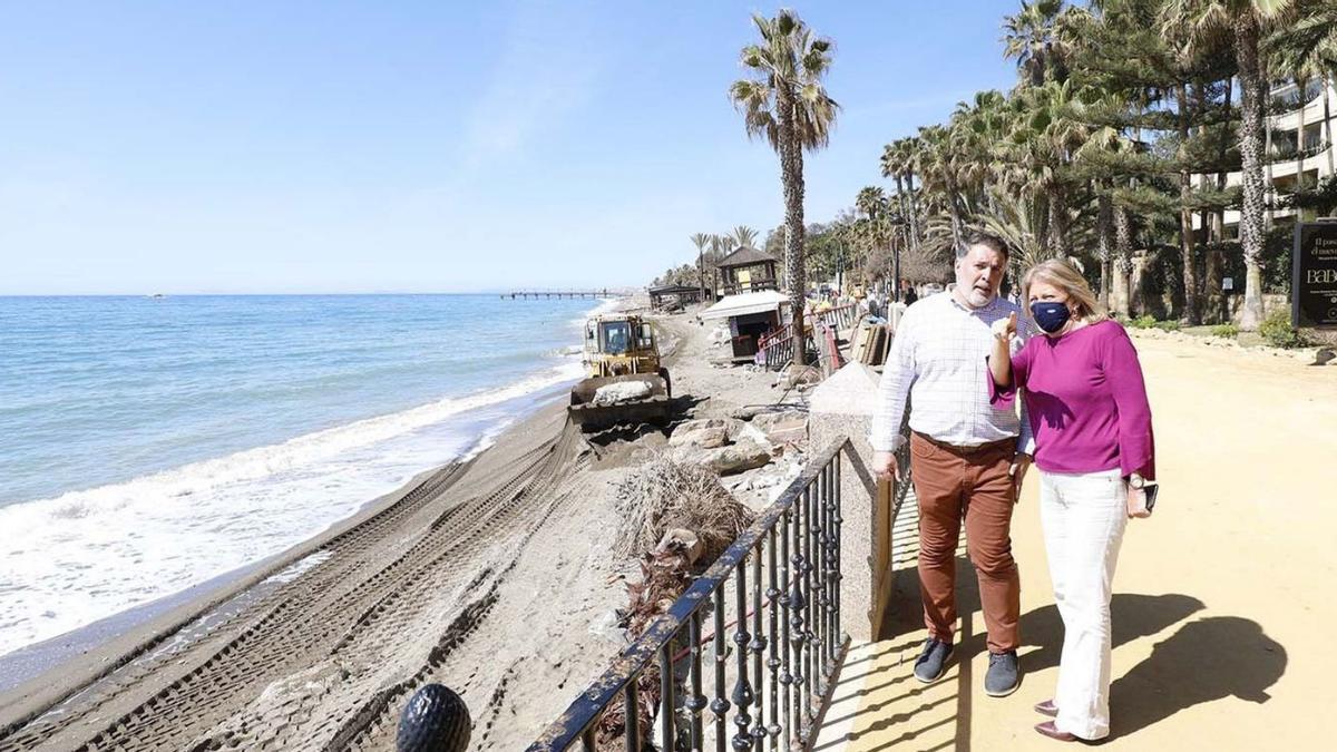 La alcaldesa de Marbella, Ángeles Muñoz, muestra los trabajos de recuperación en una playa del municipio. | CÓRDOBA